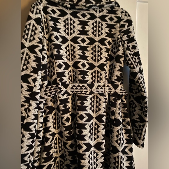 Steve Madden White & Black Geometric Fleece Wrap Jacket - Picture 6 of 9